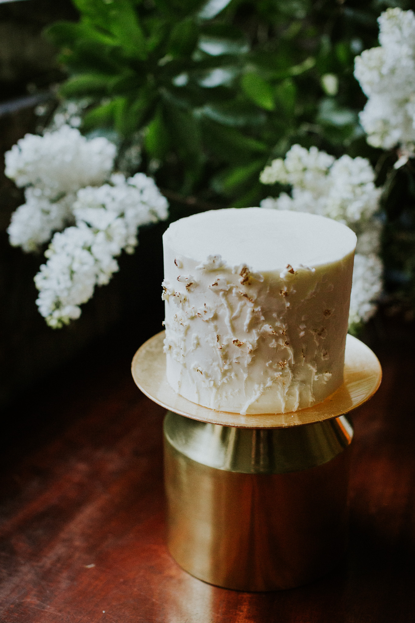 Bas-relief buttercream wedding cake with touches of gold for a natural and organic look | Sugar Plum Bakes