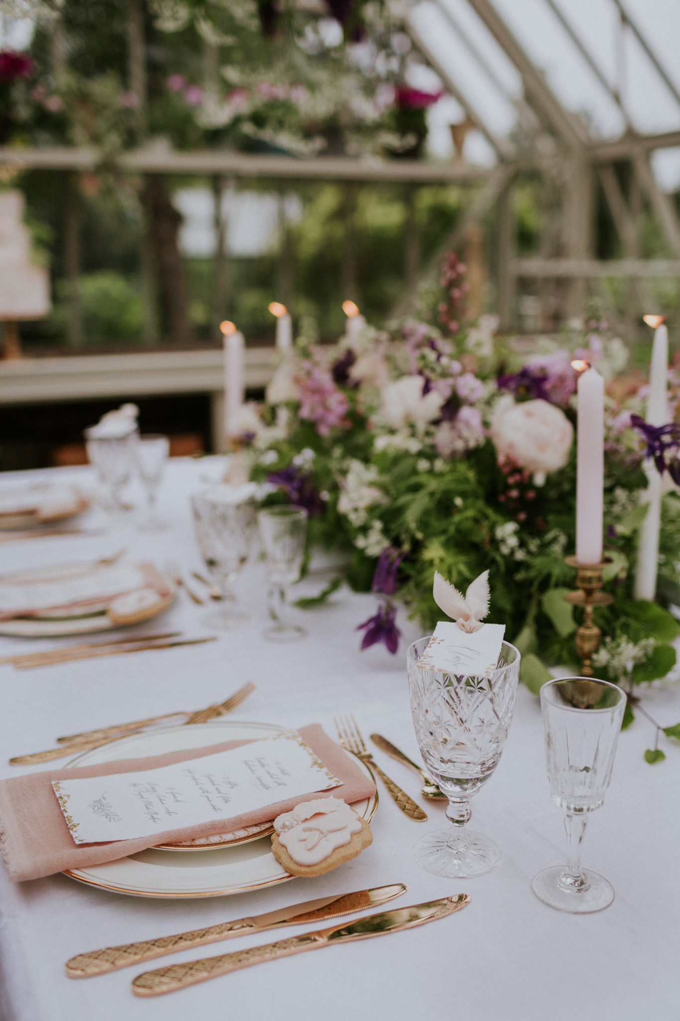 Romantic wedding table with touches of blush and gold. Photo by Maja Tsolo
