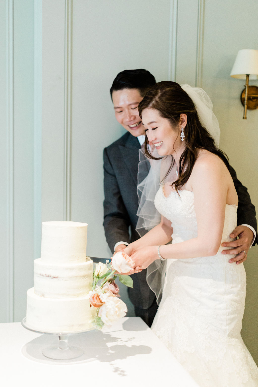 Cake cutting moment at Bingham Riverhouse wedding. Photo by Jacob and Pauline