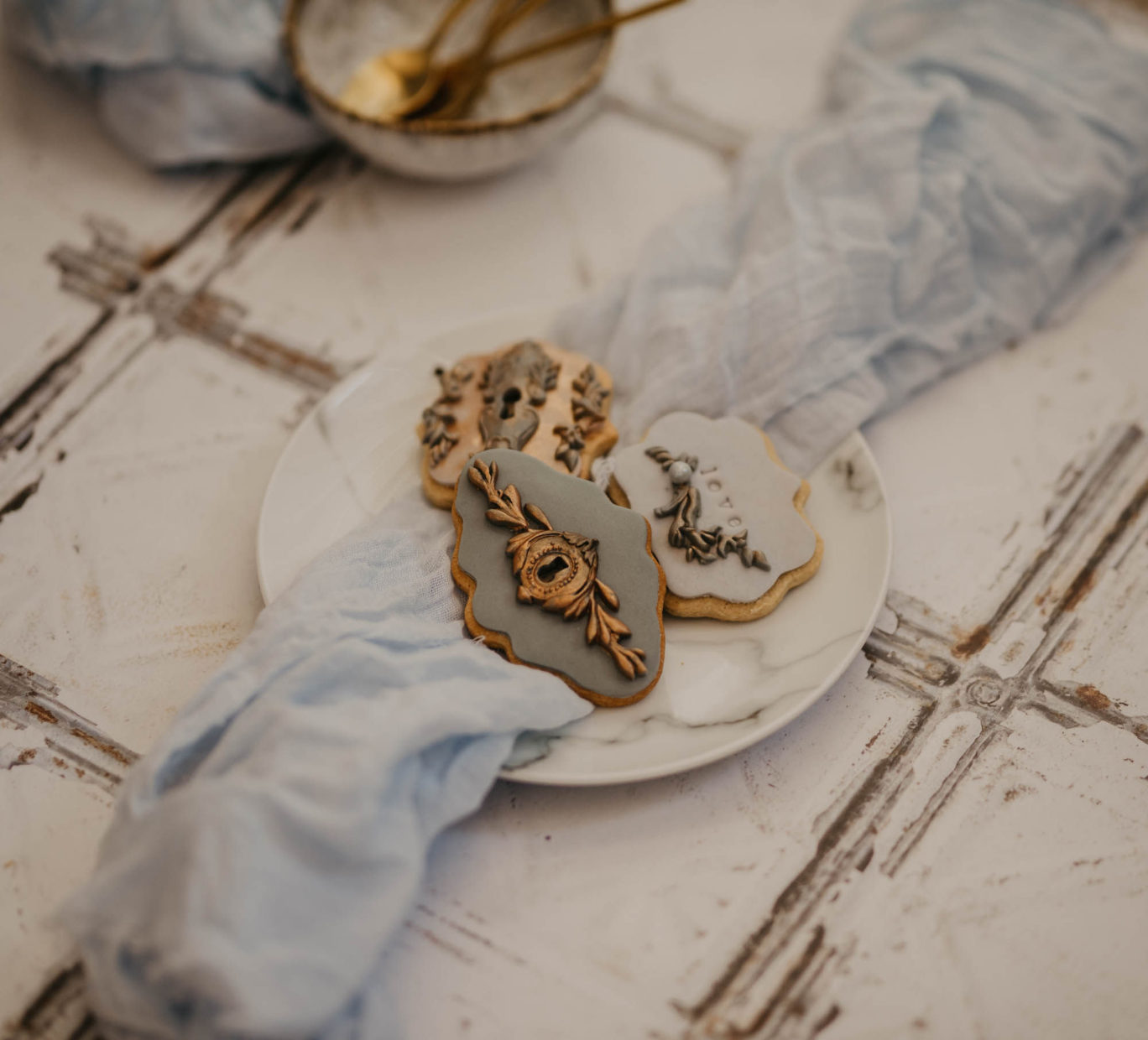 Modern, luxury, rock n roll, edgy, contemporary wedding favour biscuits in grey and rose gold tones | Pierra G Photography
