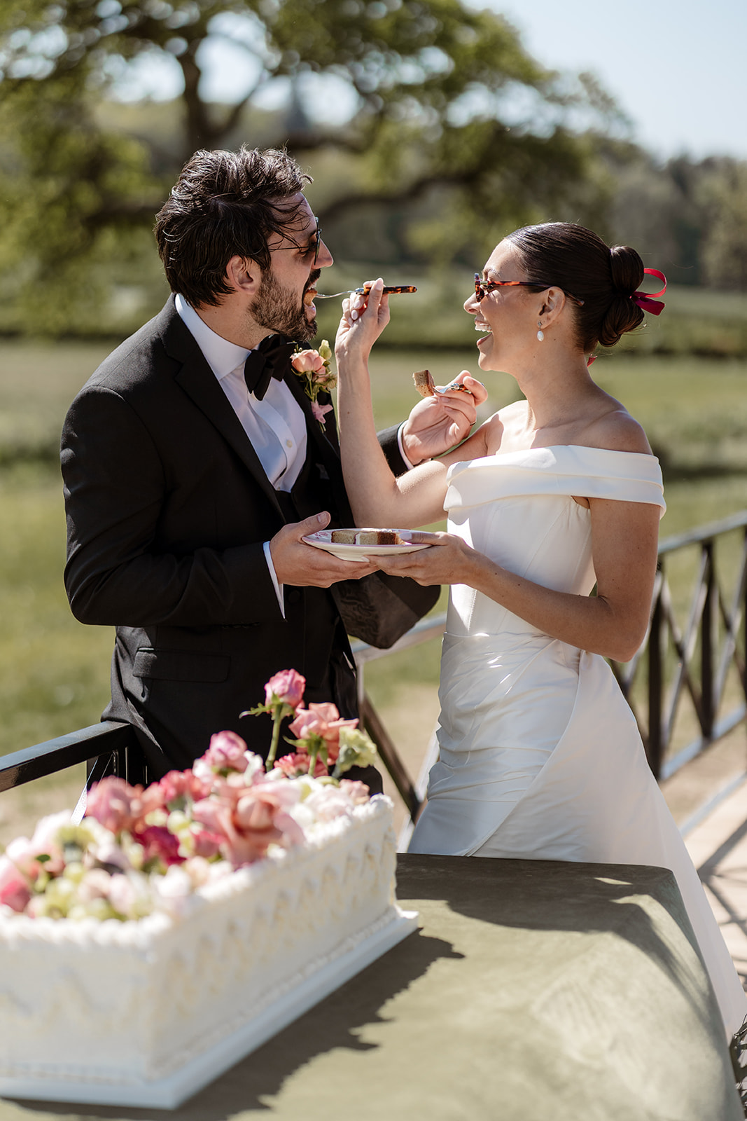Couple cutting long wedding cake | Cotswolds | Katherine & Her Camera